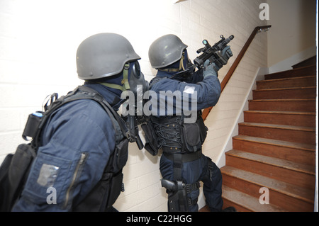 La polizia SWAT addestramento alle armi. Armi tattiche ufficiali pratica eliminazione di un edificio. Vero e proprio alla formazione delle forze di polizia. Foto Stock