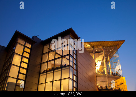 Inghilterra, Manchester Bridgewater Hall illuminata al crepuscolo Foto Stock