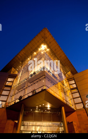 Inghilterra, Manchester Bridgewater Hall illuminata al crepuscolo Foto Stock