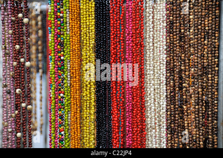 Perline colorate in vendita nei distributori in stallo, Curitiba Paraná, Brasile Foto Stock