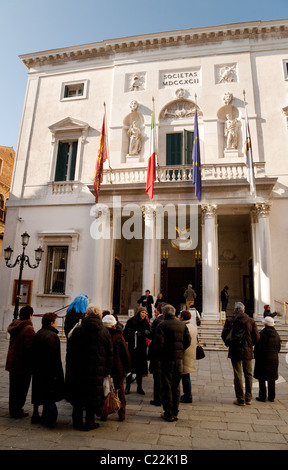 Le persone al di fuori della "Teatro La Fenice" - l'opera house a Venezia, Italia Foto Stock
