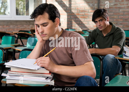 Gli studenti, alla ricerca, all', fotocamera, università, l'esame, per prendere, prendere l'esame, post, primario, secondario, alta scuola. Foto Stock