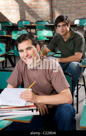 Gli studenti, alla ricerca, all', fotocamera, università, l'esame, per prendere, prendere l'esame, post, primario, secondario, alta scuola. Foto Stock