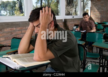 In classe, con insegnante, pensare, pensare, lettura, lettura, esame, studiare, memorizzare, memorizzazione, facile, duro lavoro, lavoro, fare. Foto Stock