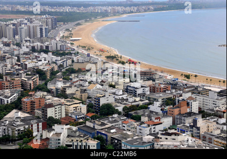 Vista aerea della spiaggia e il lungomare di edifici di Camburi Beach, Vitoria, Espirito Santo, Brasile Foto Stock