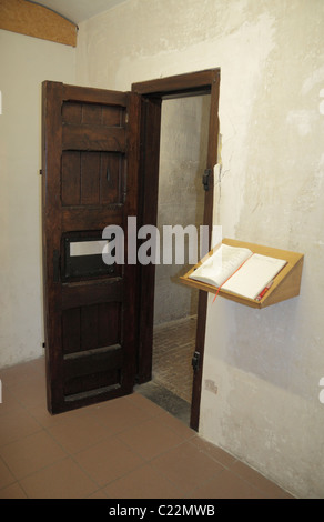 Una cella di morte porta dove la British WWI soldati sono stati tenuti prima di essere girato all'alba in Poperinge, Fiandre Occidentali, Belgio. Foto Stock