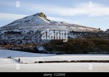 Roseberry Topping in inverno la neve, North York Moors, nello Yorkshire, Inghilterra Foto Stock