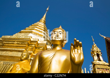 Statua di Buddha e chedi di Wat Phra That Doi Suthep Foto Stock