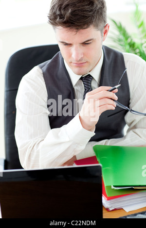 Preoccupati medico maschio guardando al suo computer portatile Foto Stock