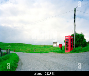 K6 phoneboxes nel paesaggio gallese Questo chiosco è in: Brynafon, Pontrhydygroes, Caredigion numero telefonico: 01974 282230 Foto Stock