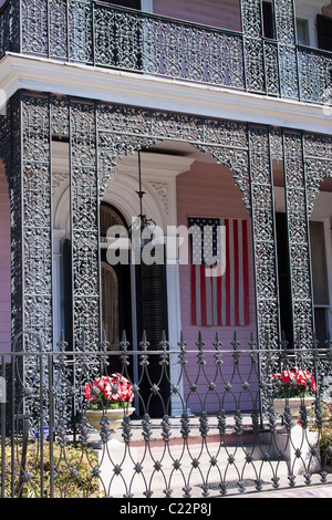 Intricato cancellata in ferro battuto e la recinzione a casa Musson nel Garden District di New Orleans Foto Stock