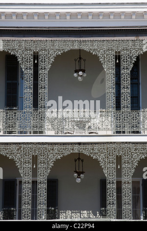Complessi di ferro battuto ringhiera di balcone di casa Robinson in Garden District di New Orleans Foto Stock