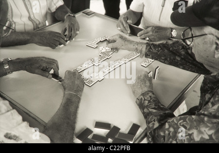 Il latino gli uomini che giocano a domino Domino Park, Little Havana Miami, Florida Foto Stock