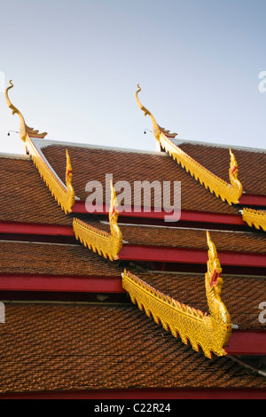 Naga bargeboards e tetto wihan dettaglio al Wat Phra Singh, Chiang Mai e Chiang Mai, Thailandia Foto Stock