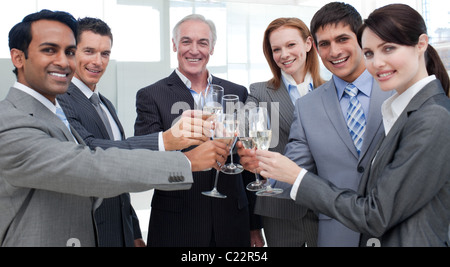 Allegro international business persone celebrare un successo Foto Stock