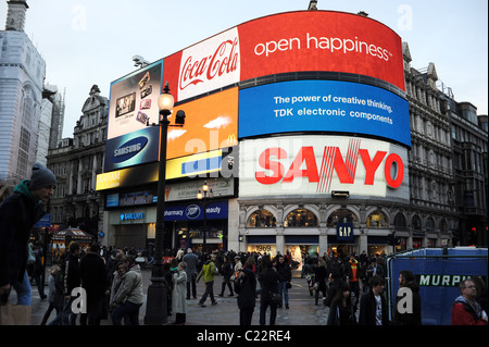 I turisti a piccadilly circus, Londra Foto Stock