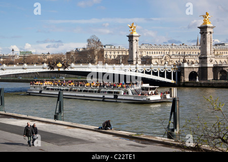 Bateau Mouche tour in barca sul fiume Senna, Parigi, Francia, Europa. Charles Lupica Foto Stock