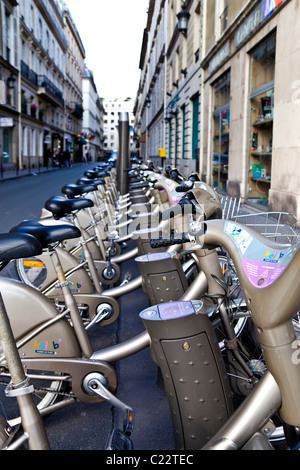 Velib biciclette a noleggio in una riga; Paris, Francia. Charles Lupica Foto Stock