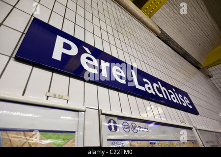 Pere Lachaise segno metro / simbolo metropolitana; Parigi Francia. Charles Lupica Foto Stock