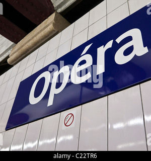 Parigi metro segno Opera, Paris, Francia, Europa. Charles Lupica Foto Stock