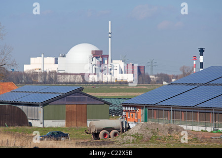 Centrale nucleare e l'energia solare impianto, Brokdorf, Schleswig-Holstein, Germania Foto Stock