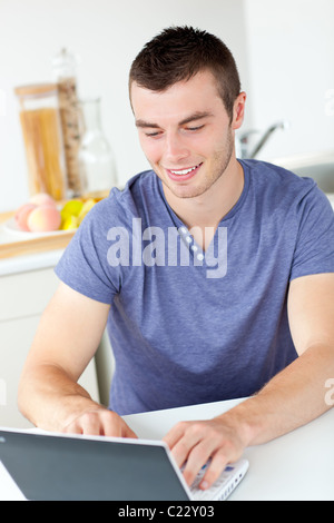 Simper man aventi la prima colazione Foto Stock