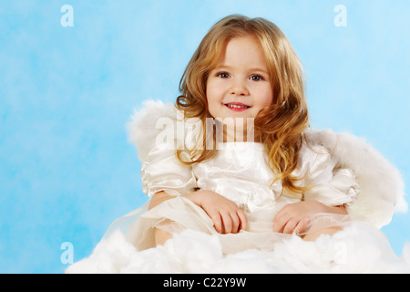 Felice bambina con sorriso indossando abiti angelo Foto Stock