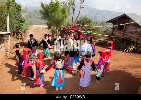 Lisu Hill Tribes dance per celebrazione felice anno nuovo, Ban fieno Ko, Mae Salong, Chiang Rai, Thailandia Foto Stock