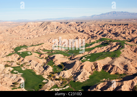 VISTA AEREA. Campo da golf nel deserto del Mojave. Mesquite, Clark County, Nevada, USA. Foto Stock