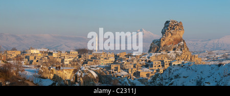 Vista panoramica della città di Ortahisar e sul Monte Erciyes in Cappadocia,Anatolia centrale della Turchia Foto Stock