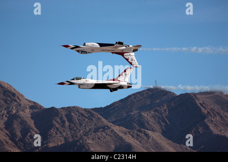 Due F16 Thunderbirds che fanno l'aerobica (uno specchio) al 2006 Nellis Air Show a North Las Vegas, Clark County, Nevada, USA. Foto Stock