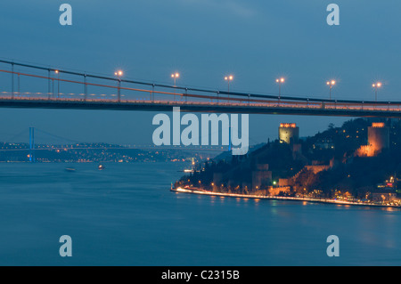 Fatih Sultan Mehmet Bridge e Ponte sul Bosforo,Rumelihisar castle,istanbul, Turchia Foto Stock