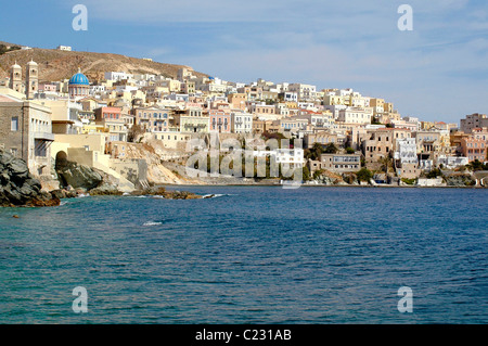 La zona di Vaporia, in Hermoupolis, capitale di Syros Island e la provincia delle Cicladi nel centro del mar Egeo. Foto Stock