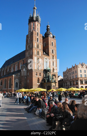 La Basilica di Santa Maria, Kościół Mariacki, il mattone chiesa gotica si trova nella principale piazza del mercato di Cracovia in Polonia Foto Stock