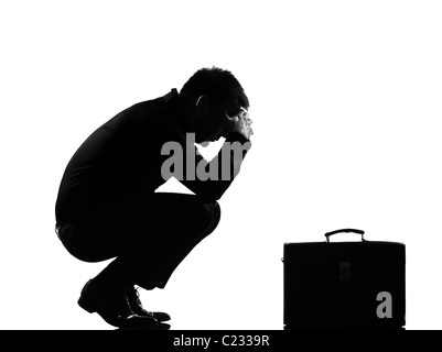 Silhouette caucasian uomo d affari che esprimono la disperazione fatica stanco comportamento cartella piena lunghezza su studio isolato Foto Stock