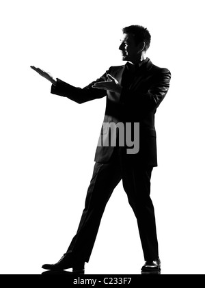 Silhouette caucasian business man esprimendo mostra gesto introducendo il comportamento presentationsimiling piena lunghezza su studio Foto Stock