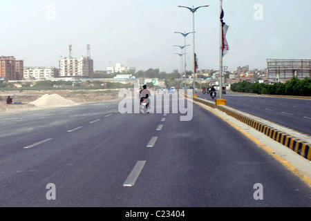 Una strada nel deserto dà guardare durante il ICC Cricket World Cup semi-finale match tra Pakistan e India come la semi-finale Foto Stock