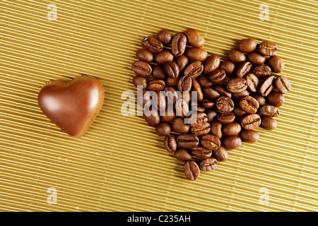 Immagine delle due forme di cuore: composta di caffè grana e caramelle mou al cioccolato Foto Stock