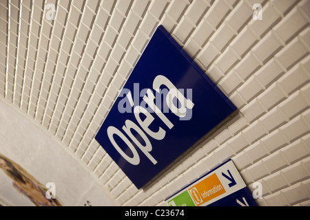 'Opera' metro segno; Parigi, in Francia, in Europa. Charles Lupica Foto Stock