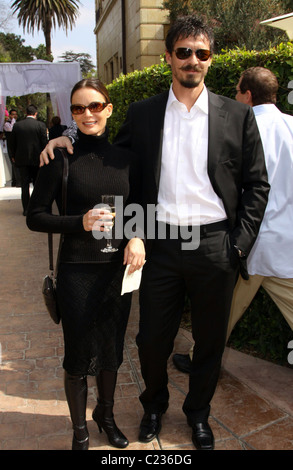 Gabrielle Anwar e il suo fidanzato l'ottava edizione del GLEH Garden Party tenuto presso una residenza privata di Los Angeles, California - Foto Stock