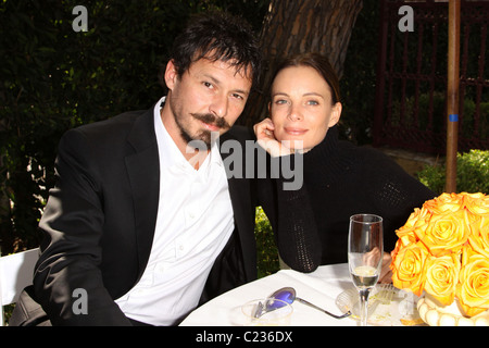 Gabrielle Anwar e il suo fidanzato l'ottava edizione del GLEH Garden Party tenuto presso una residenza privata di Los Angeles, California - Foto Stock