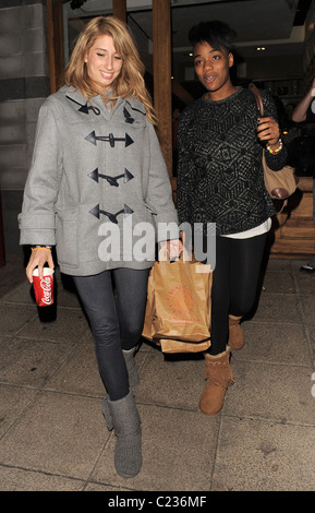 X Factor finalisti Stacey Soloman e Rachel Adedeji visita Nandos ristorante di indulgere in una serata di festa insieme. Le ragazze Foto Stock