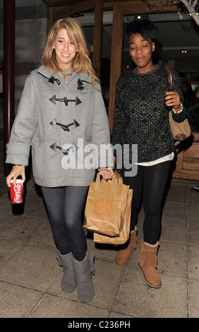 X Factor finalisti Stacey Soloman e Rachel Adedji visita Nandos ristorante di indulgere in una serata di festa insieme. Le ragazze Foto Stock