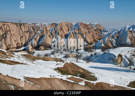 Le formazioni rocciose di Uçhisar in inverno in Cappadocia,Anatolia centrale della Turchia Foto Stock