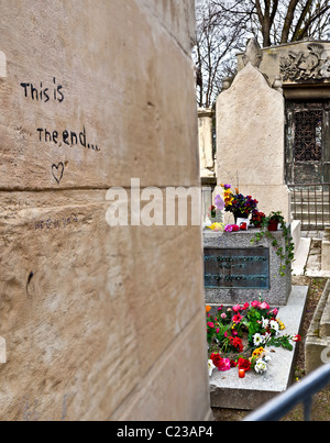" Questa è la fine", "ti amiamo Jim' graffiti, Jim Morrison tomba, Parigi Cimitero Pere Lachaise Parigi Francia. Foto Stock