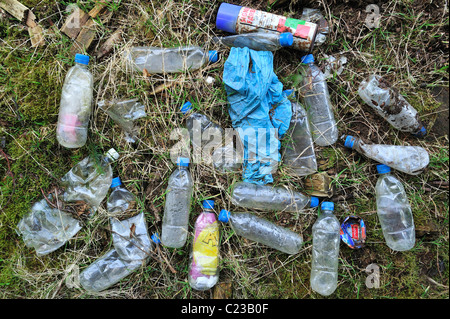 Scartare le bottiglie di plastica e altri non-degradabile spazzatura in campo, Belgio Foto Stock