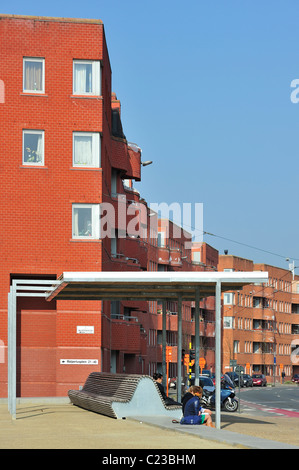 Fermata bus e moderni appartamenti nel borgo delle Fiandre, in Belgio Foto Stock