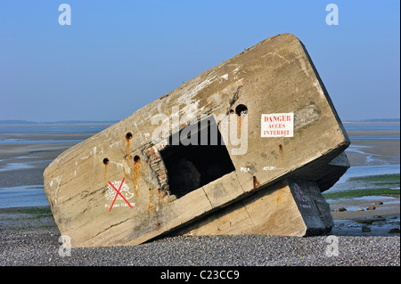 Seconda guerra mondiale due bunker sulla spiaggia a Le Hourdel vicino Saint-Valéry-sur-Somme, la baia della Somme, Piccardia, Francia Foto Stock