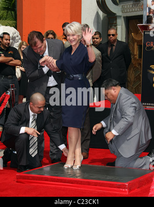 HELEN MIRREN Helen Mirren mano e cerimonia di impronta HOLLYWOOD Los Angeles California USA 28 Marzo 2011 Foto Stock