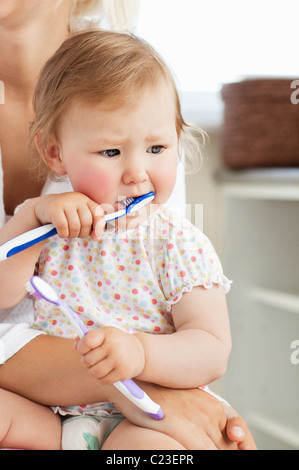 Madre di prendersi cura di suo bel bambino Foto Stock